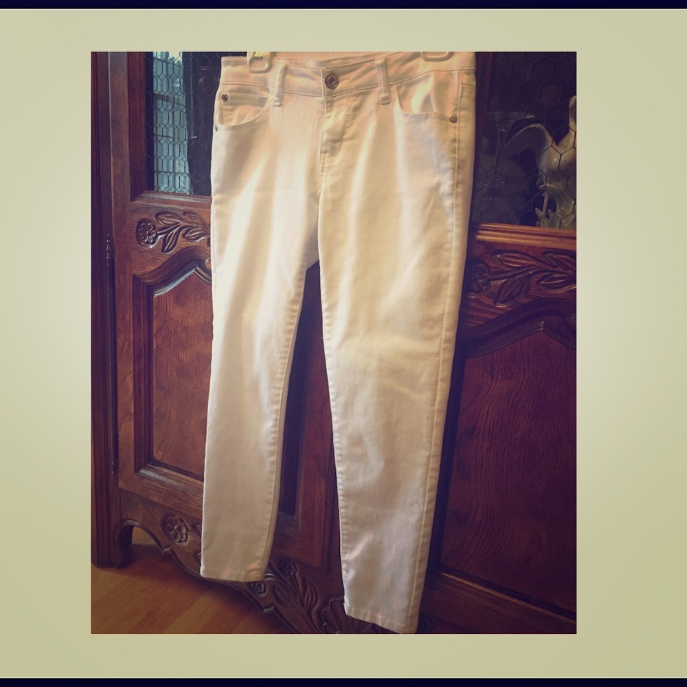 White capris/cropped pants!